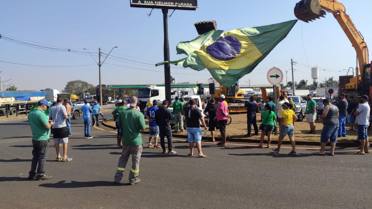 Foto 3 de 5 — Caminhoneiros se reúnem em posto de Araraquara e fazem bloqueio na Washington Luís
